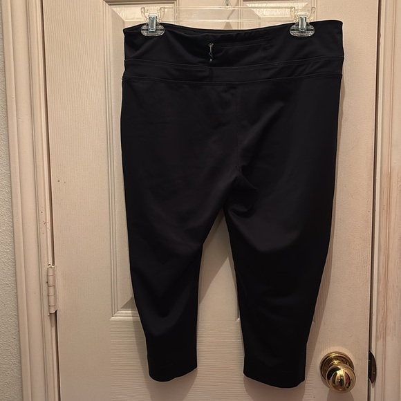 Women’s Tek Gear Black Capri Yoga Pants - Picture 2 of 4